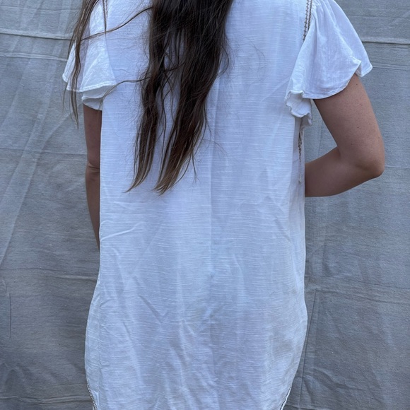 Short White Dress with Embroidered Detail - Picture 3 of 6